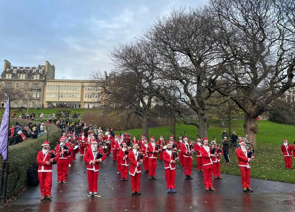 Stockbridge Pipe Band - Make a Wish Foundation - Santa Dash, Princes St Gardens - Dec 2024